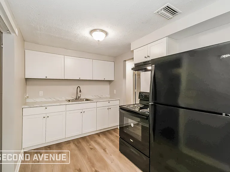 2230 W 11th St — Photo 8