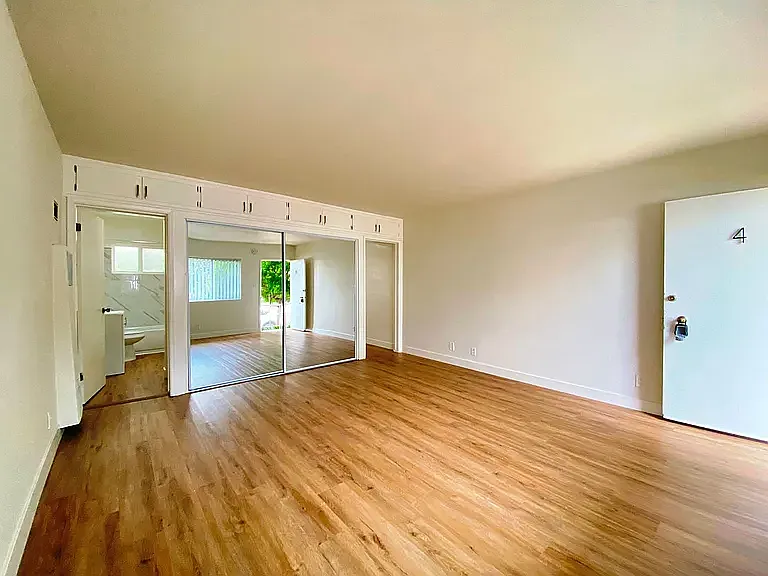 1002 S Barrington Ave #3 — Photo 5