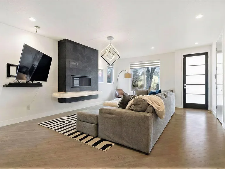2037 Hooker St #L — Photo 11