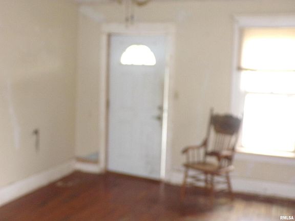 4th image of 209 N Hickory St