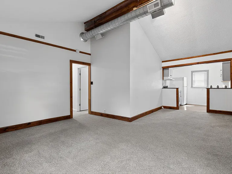 2604 Robinson St — Photo 4