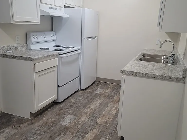 Sunset Lake Apartments — Photo 12
