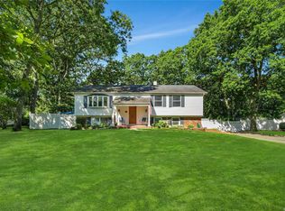 26 Windover Ln, Coram, NY 11727