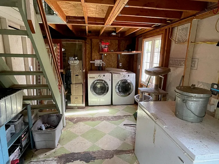 Adjacent shed offers full washer+dryer (storage shared with owners).