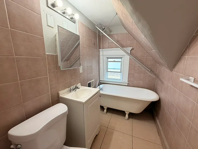 21 Sheffield Ave #3B — Photo 4