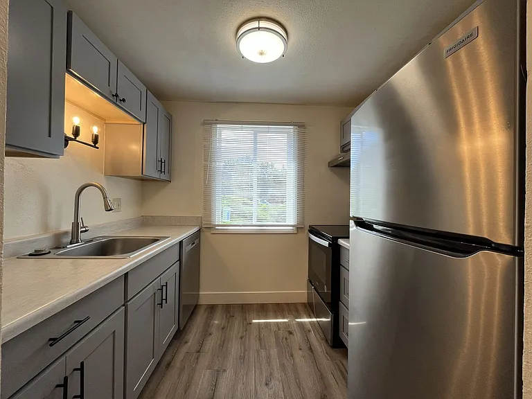 Spacious Corner Apartment with Three Bedrooms, Open Living Space & Modern Kitchen — Photo 6