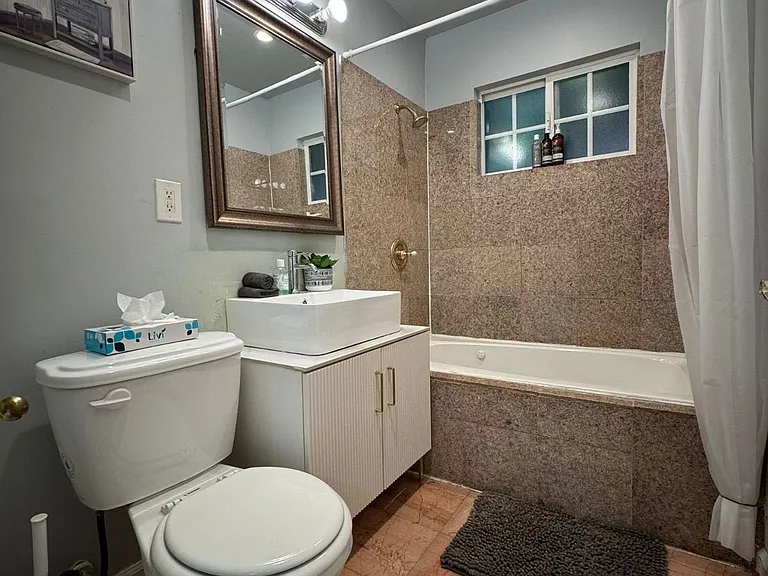 6477 1/4 Lexington Ave — Photo 11