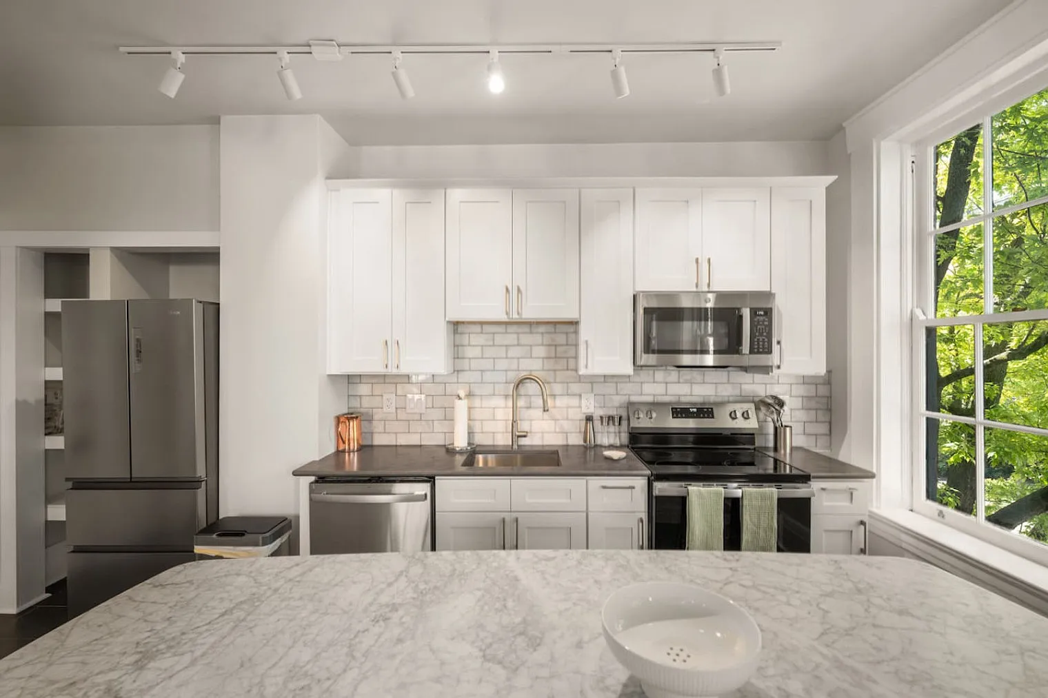 1 bed, 1.0 bath, 893 sqft, $3,569 — Photo 3