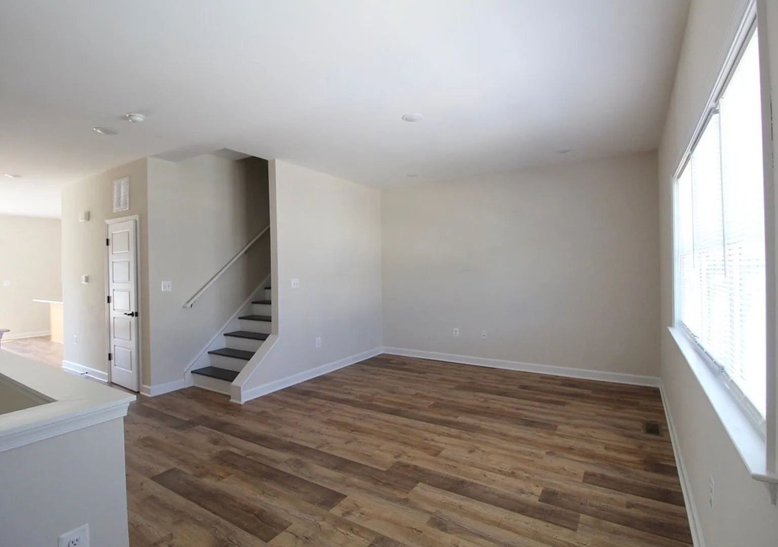 Spacious 3-level Townhome near great amentities! — Photo 4