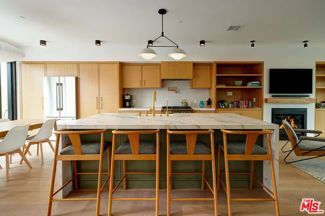 3 bed, 3.0 bath, 1599 sqft, $7,950 — Photo 2
