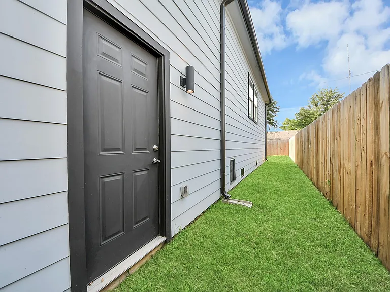 1307 Laskey St — Photo 38
