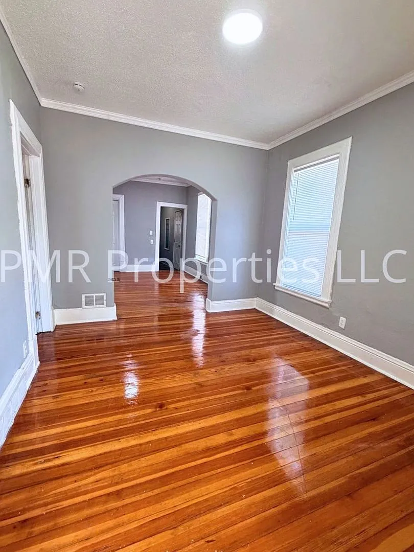 2 Bedroom/ 1 Bathroom House — Photo 2