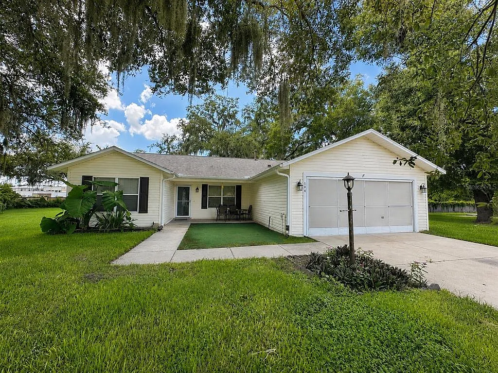 3 bed, 2.0 bath, 1392 sqft, $2,050 — Photo 1