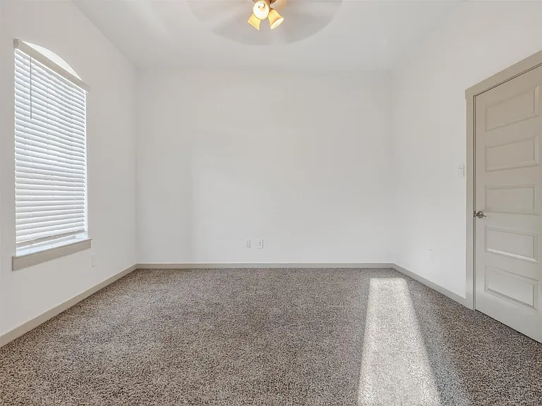 818 Kingwood Dr — Photo 6