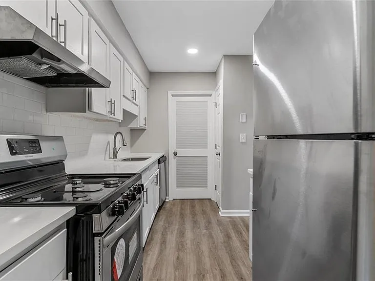 1701 Hawthorne Ave #12 — Photo 8