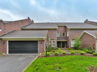 1223 Navajo Ct, Indian Hills, KY 40207