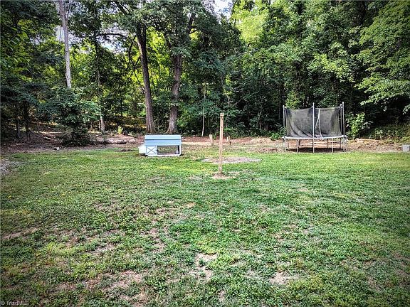 4th image of 1003 Hillcrest Dr
