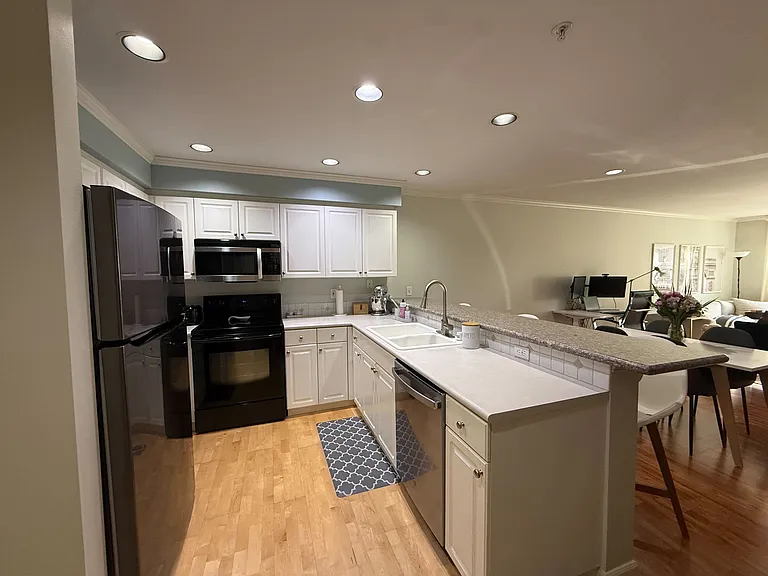 1417 Queen Anne Ave N #204 — Photo 9
