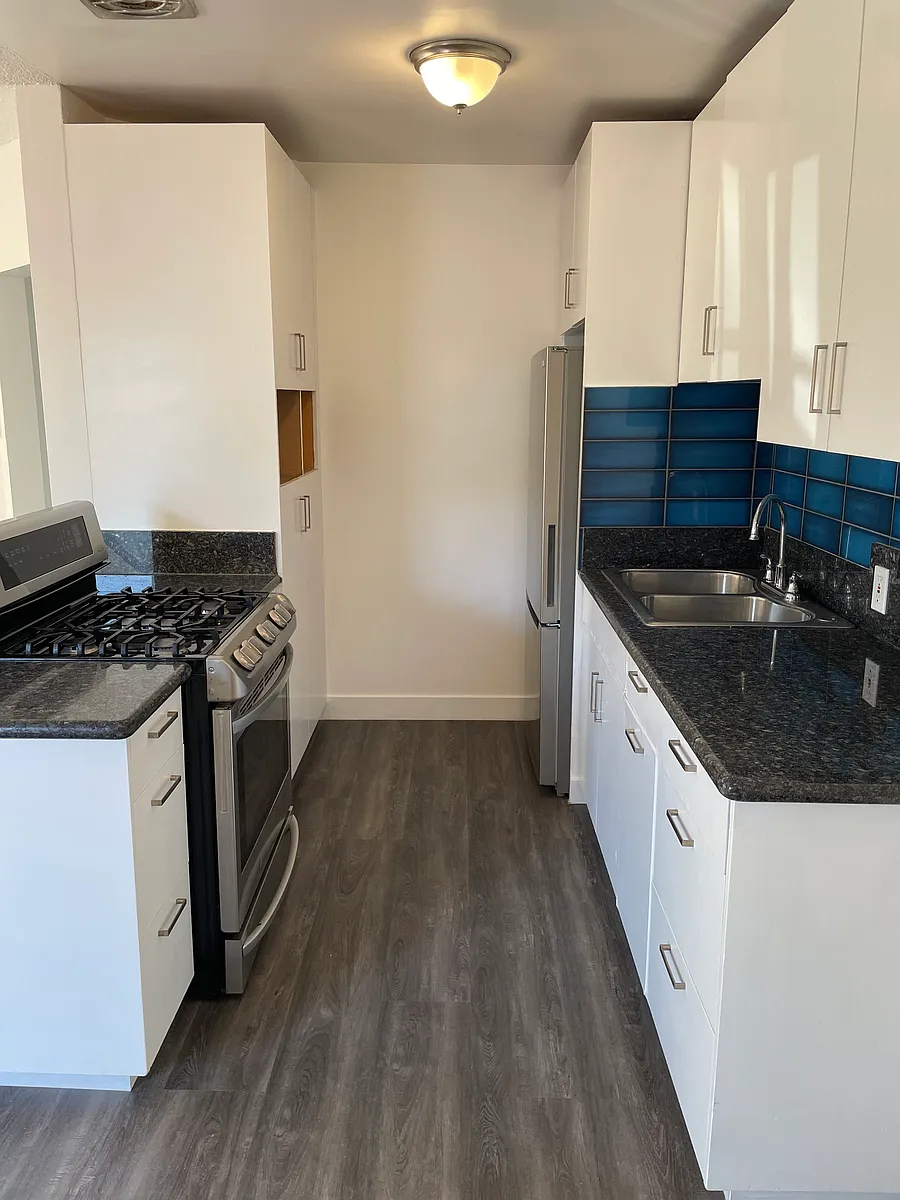 Building Photo - 711 W 81st St #3
