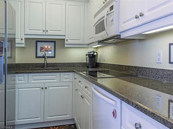 5th image of 140 Seaview Ct APT 1804N
