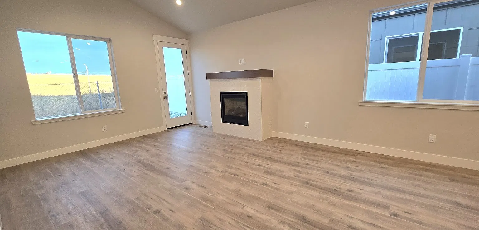 3 bed, 2.0 bath, 1423 sqft, $2,450 — Photo 2