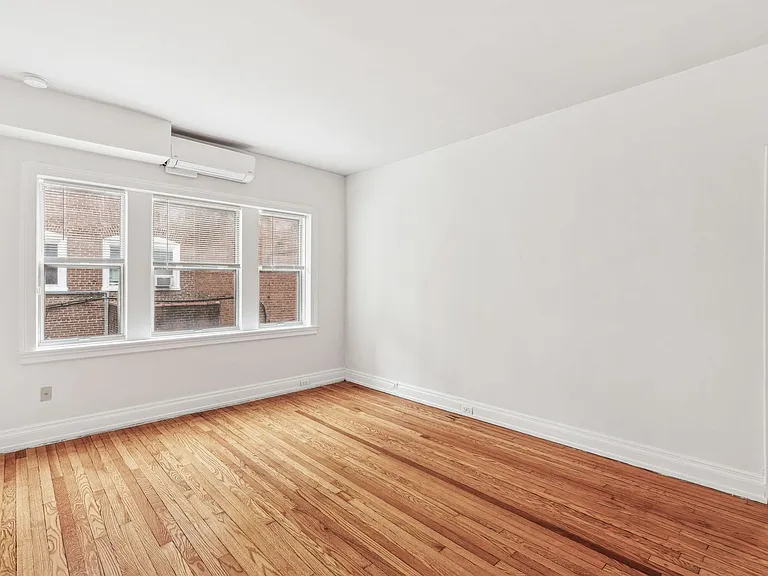 10 Montgomery — Photo 127