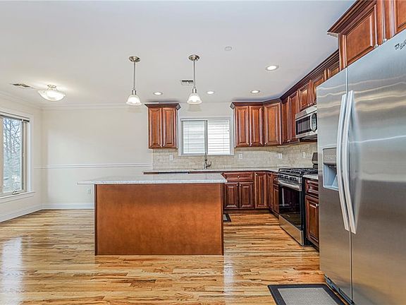 4th image of 15 Androvette Ave