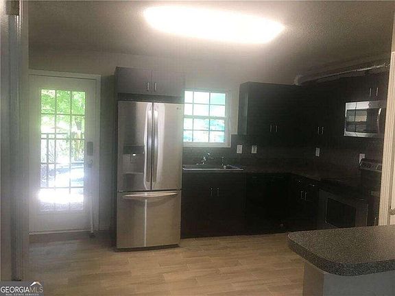 5th image of 3665 Chestnut Dr APT E2