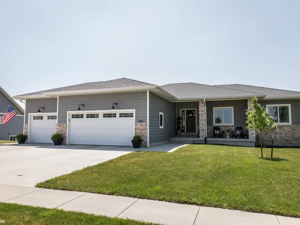 405 Bedford Ct, Clear Lake, IA 50428
