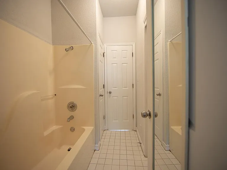 3x2.5 Shared Bathroom