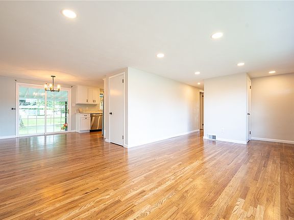 4th image of 206 E 2nd Ave