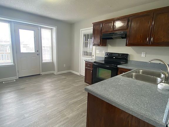 3rd image of 708 Carbondale Dr