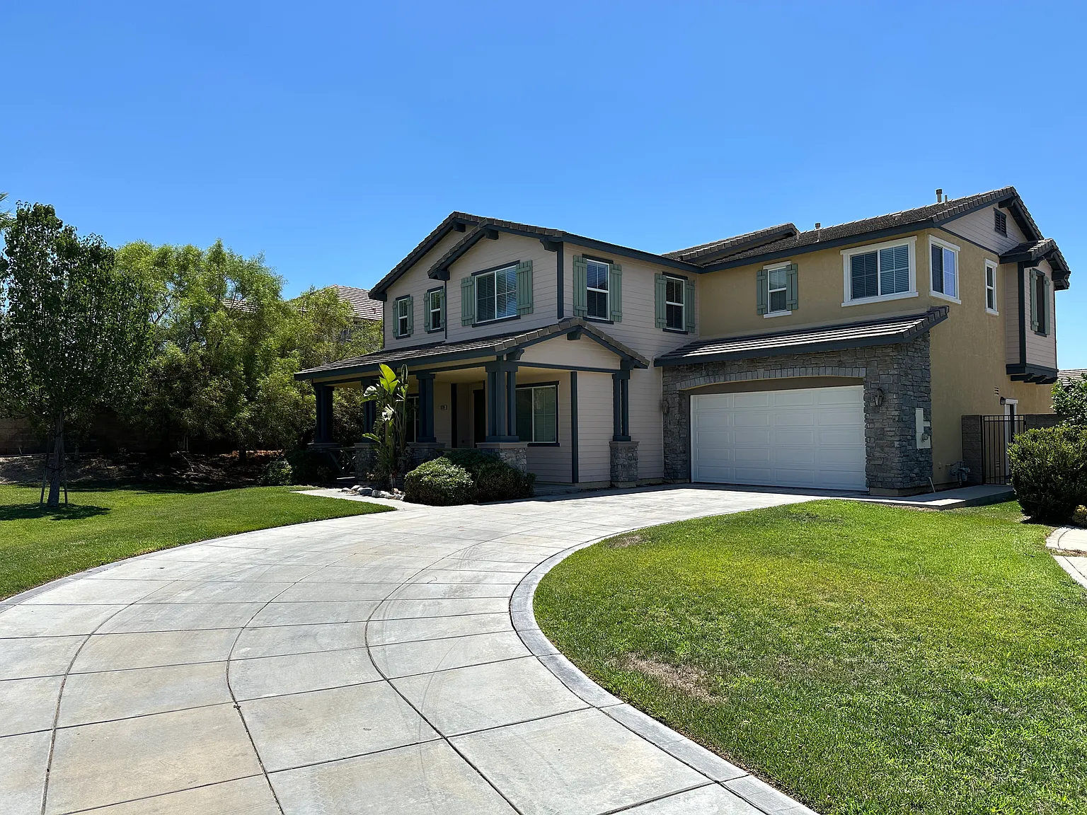 4 bed, 3931 sqft, $4,900 — Photo 3