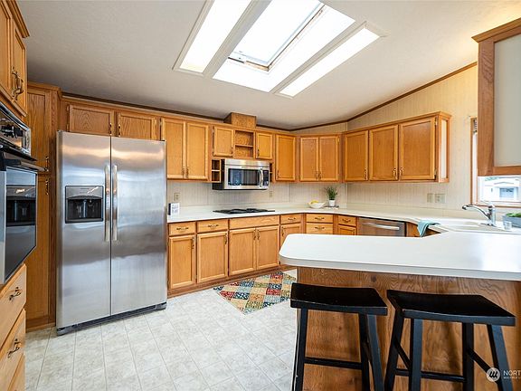 3rd image of 3802 James St Unit 38