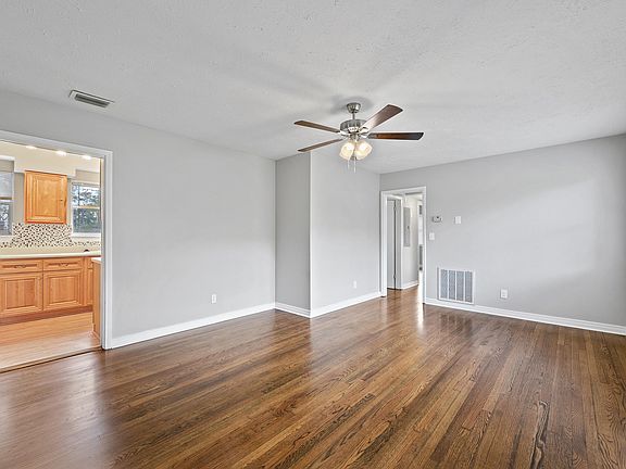 5th image of 1852 Colby Ave