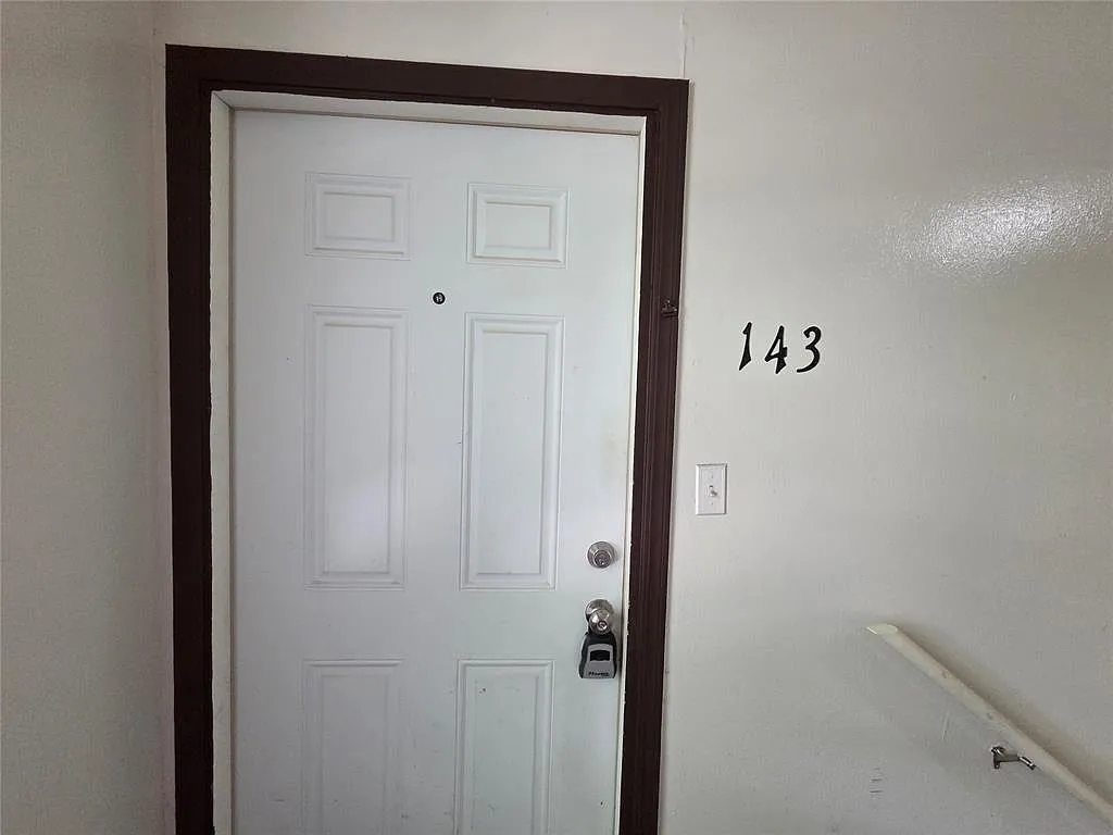 Building Photo - 401 SE 12th St #143