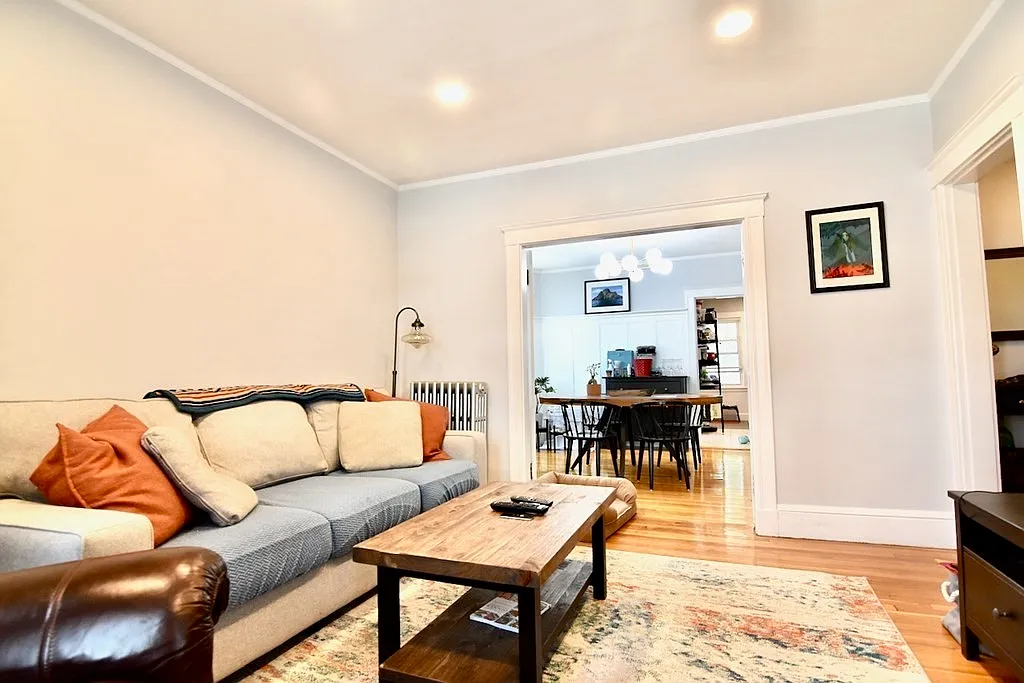 3 bed, 1.0 bath, 1400 sqft, $3,600 — Photo 2
