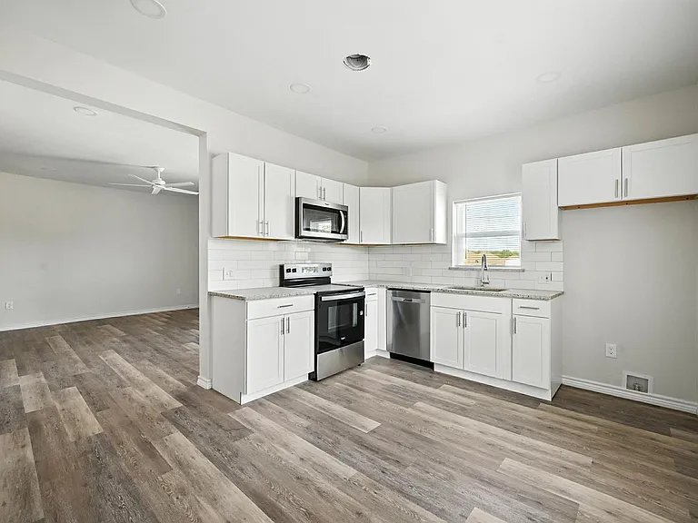 412 3rd St — Photo 3
