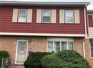 5947 Bear Creek Dr, Bedford Heights, OH 44146