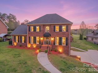 3811 Pinecrest Dr NE, Hickory, NC 28601