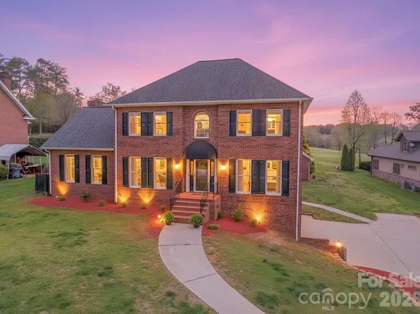 3811 Pinecrest Dr NE, Hickory, NC 28601