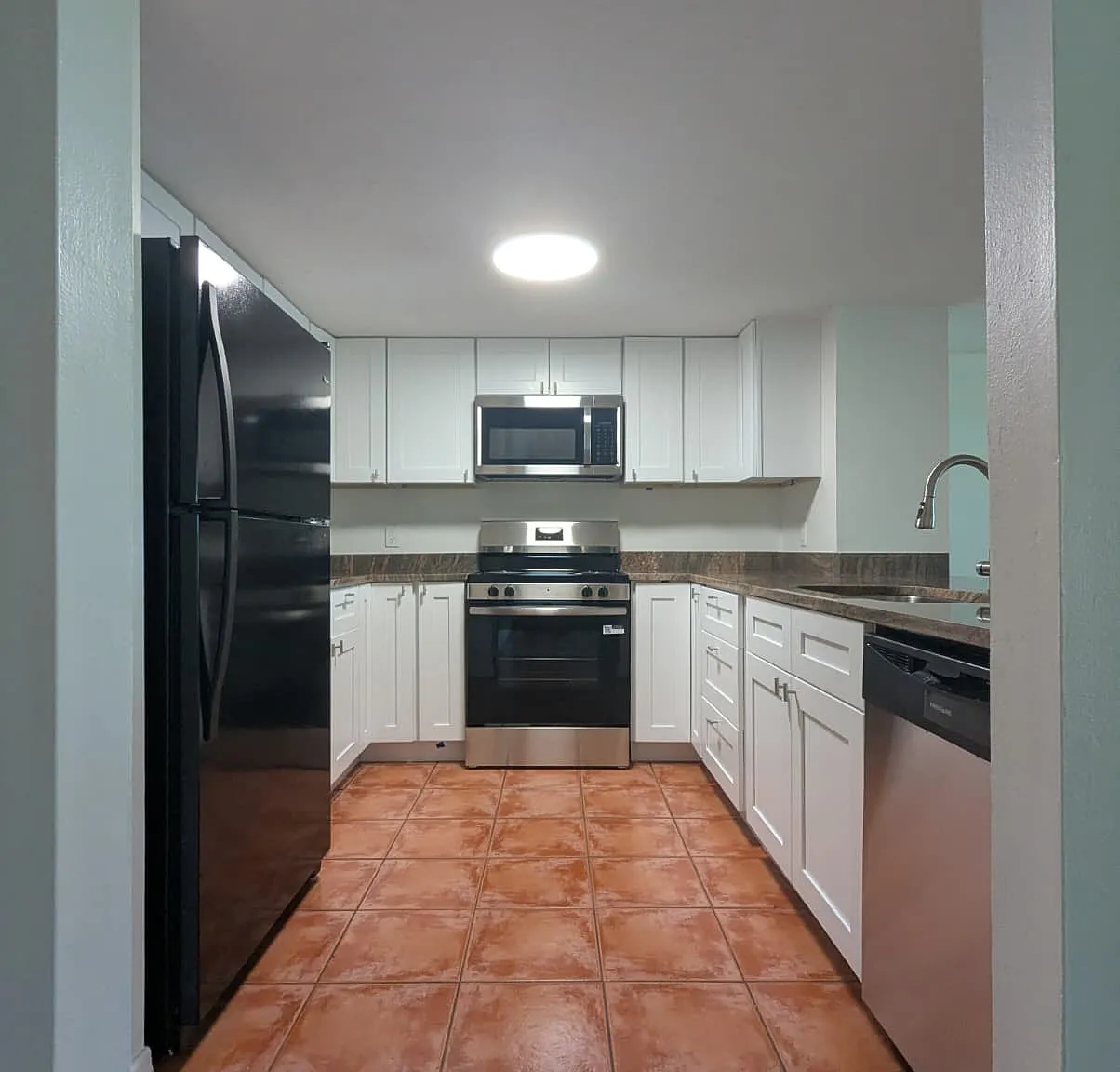2 bed, 1150 sqft, $1,749 — Photo 2