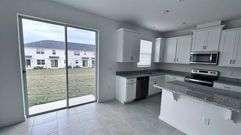 3 bed, 3.0 bath, 1473 sqft, $2,400 — Photo 4