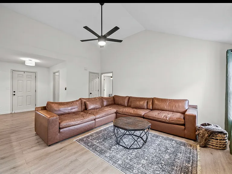 227 Harold Dr — Photo 4