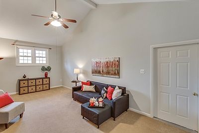 5th image of 6808 Hackberry St