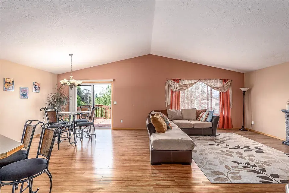 4 bed, 2188 sqft, $2,295 — Photo 3