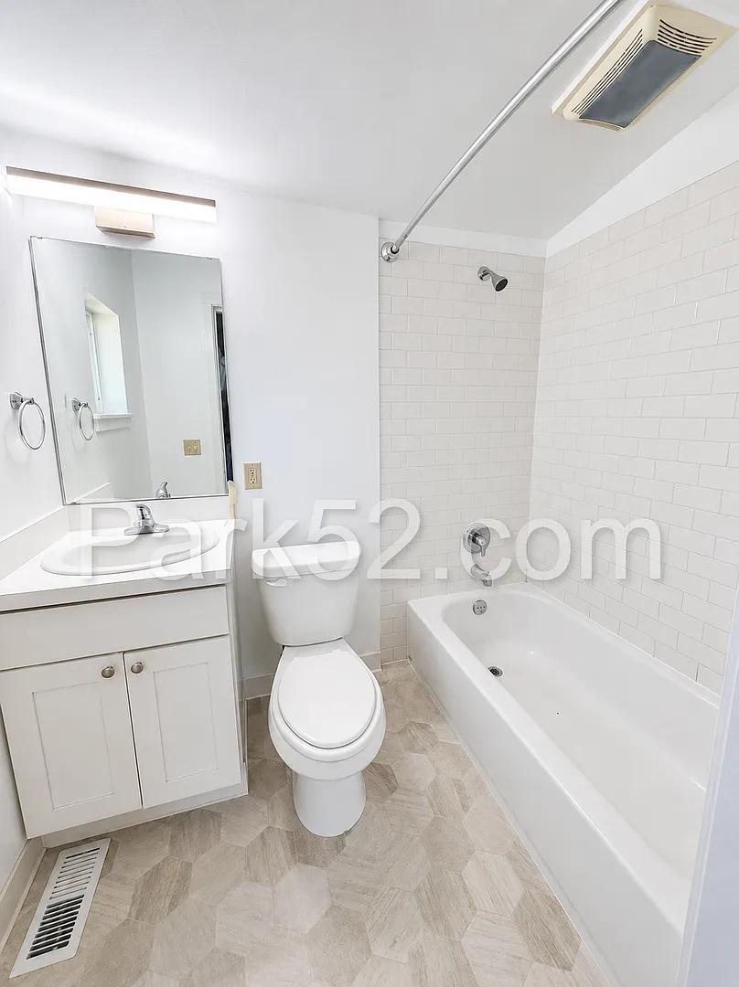 4 Bedroom 2 Bathroom Single Family Northeast Tacoma Home With New Flooring! — Photo 4