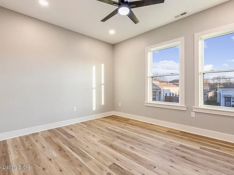 923 E Oak St — Photo 37