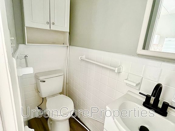 5th image of 1023 Locust St NE APT 23