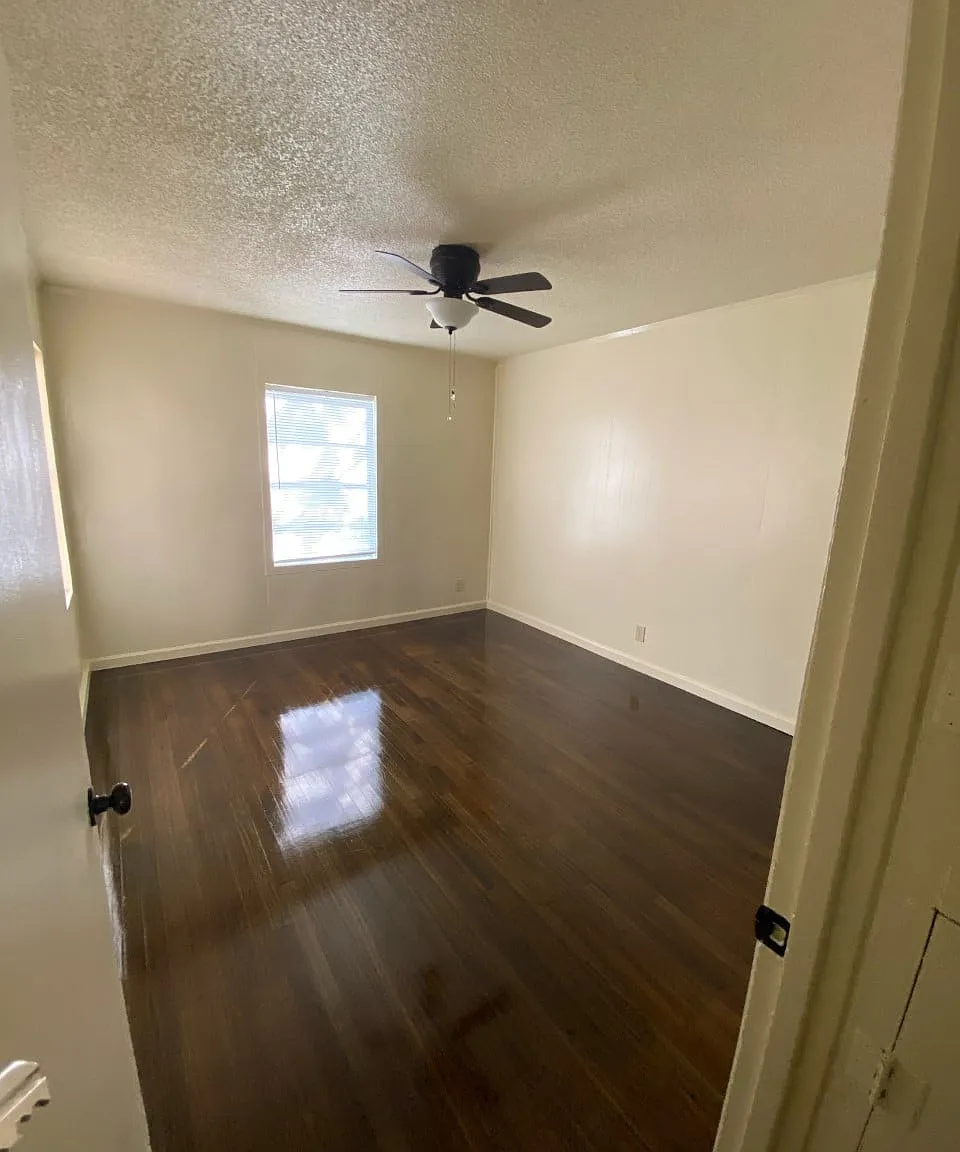 Admiral and Brittany Apartments — Photo 4